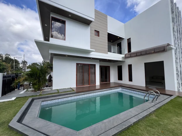 Newly-Renovated 3-Year Old Corner House