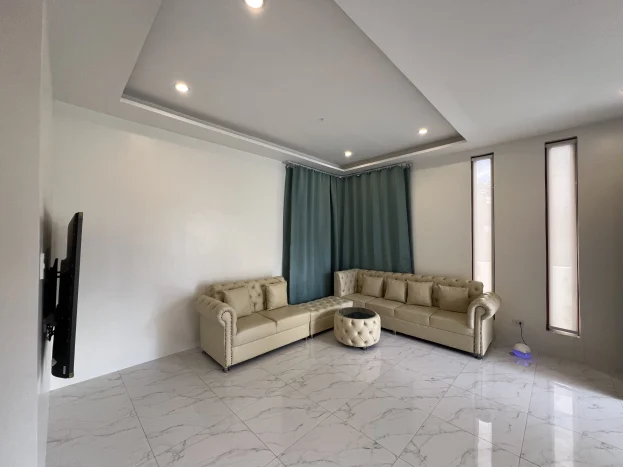 Newly-Renovated 3-Year Old Corner House