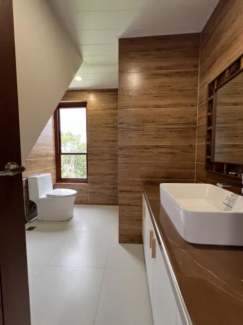 Newly-Renovated 3-Year Old Corner House