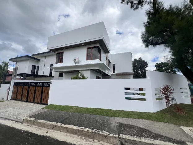 Newly-Renovated 3-Year Old Corner House