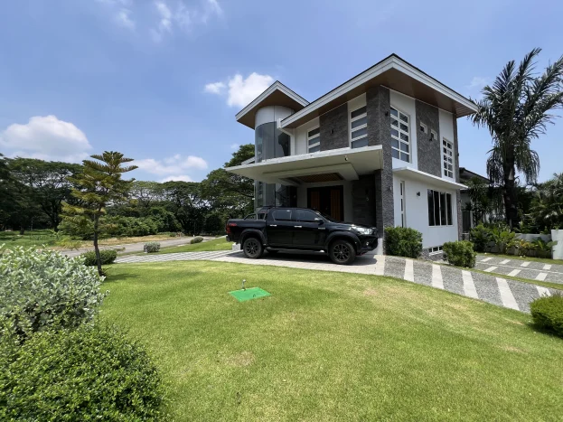 461 sqm 5-Year-Old 5-Bedroom Corner House in Ayala Southvale Sonera, Daang Hari, Las Piñas City