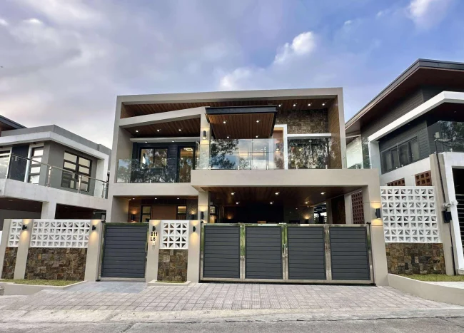 Brand New 4-Bedroom House with Roof Deck in Pueblo Del Sol, Tagaytay, Cavite